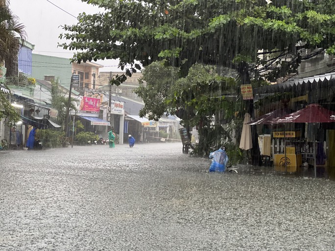 CLIP: Mưa trút xối xả, nhà dân, đường phố Tam Kỳ chìm trong biển nước - 14