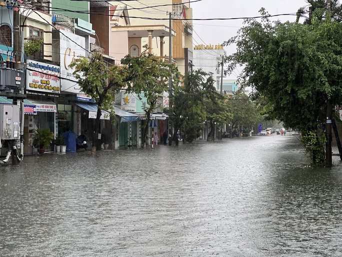 CLIP: Mưa trút xối xả, nhà dân, đường phố Tam Kỳ chìm trong biển nước - 15