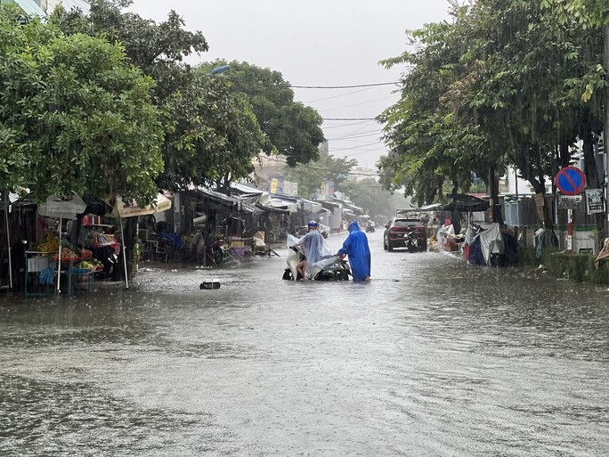 CLIP: Mưa trút xối xả, nhà dân, đường phố Tam Kỳ chìm trong biển nước - 18