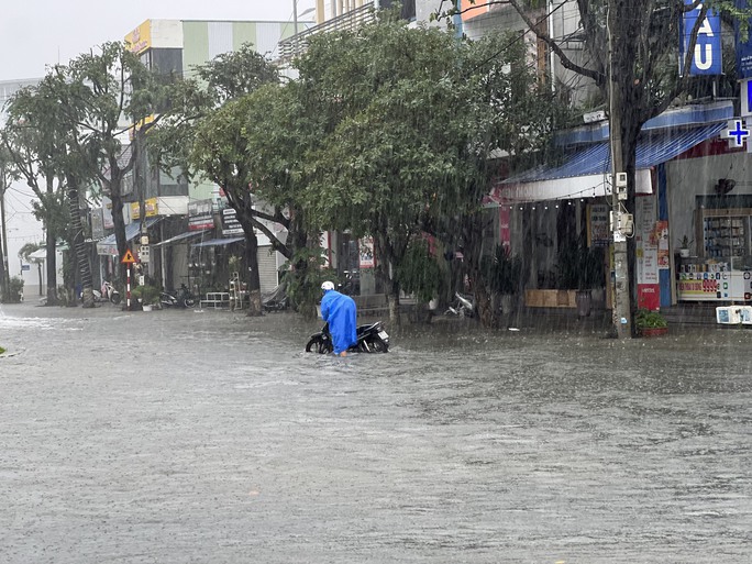 CLIP: Mưa trút xối xả, nhà dân, đường phố Tam Kỳ chìm trong biển nước - 17