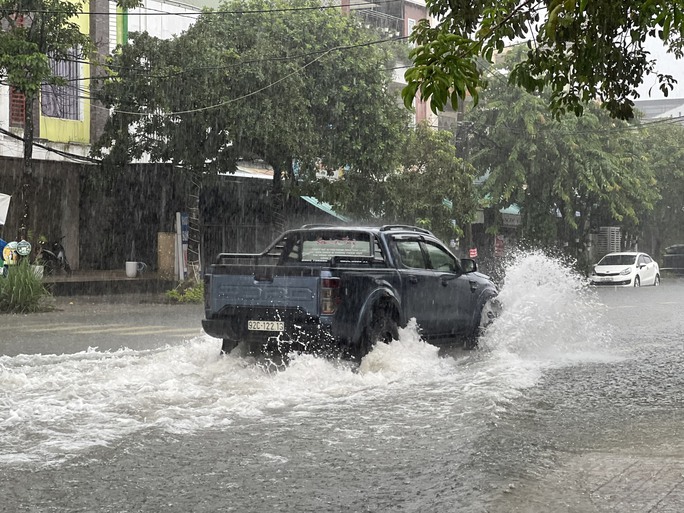 CLIP: Mưa trút xối xả, nhà dân, đường phố Tam Kỳ chìm trong biển nước - 20