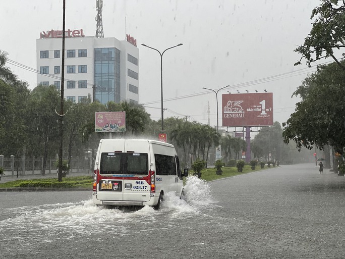 CLIP: Mưa trút xối xả, nhà dân, đường phố Tam Kỳ chìm trong biển nước - 25