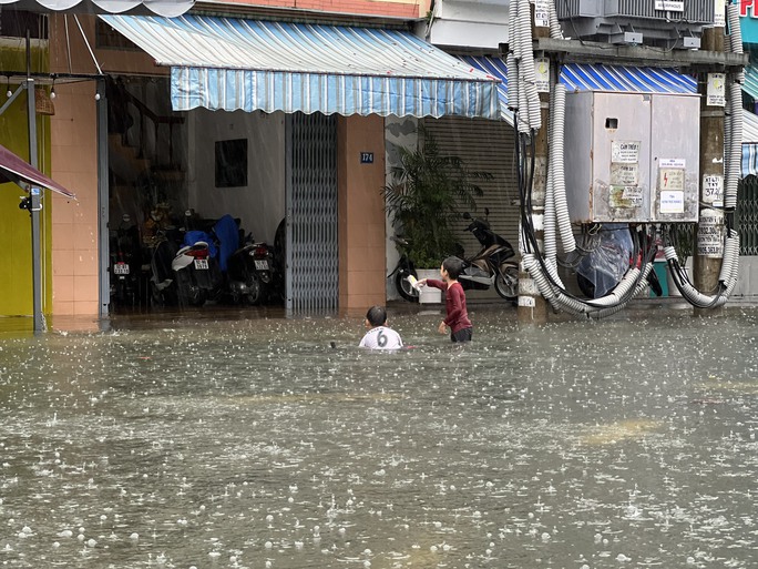 CLIP: Mưa trút xối xả, nhà dân, đường phố Tam Kỳ chìm trong biển nước - 26