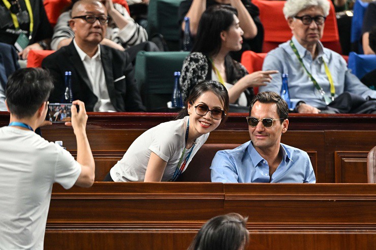 Federer chụp ảnh cùng fan nữ trên khán đài sân diễn ra trận chung kết Thượng Hải Masters