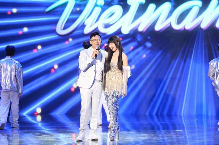 Vietnam Idol: Phương Mỹ Chi khóc vì được ôm Mỹ Tâm, Hellen bị loại gây bức xúc - 1