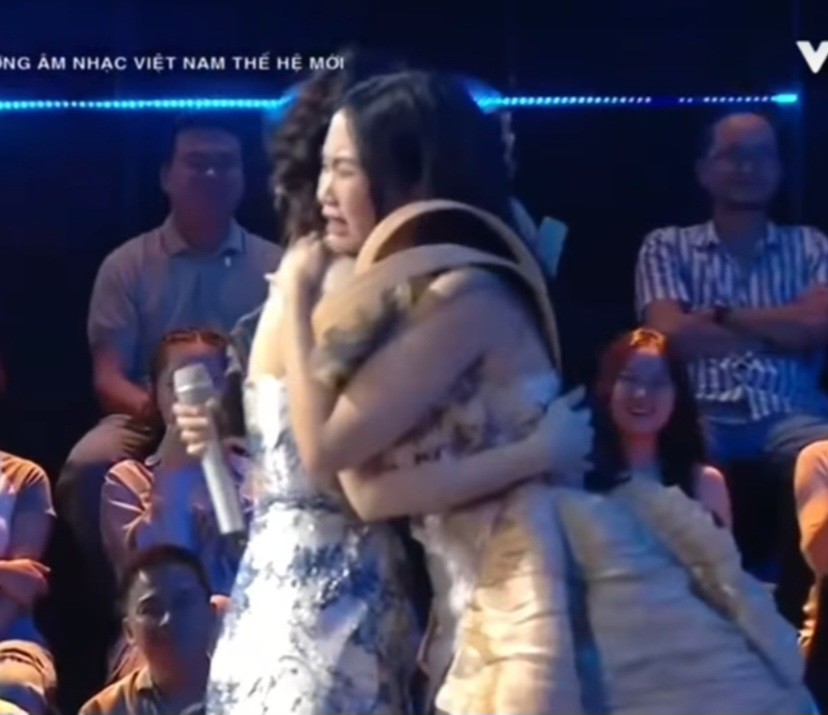 Vietnam Idol: Phương Mỹ Chi khóc vì được ôm Mỹ Tâm, Hellen bị loại gây bức xúc - 7