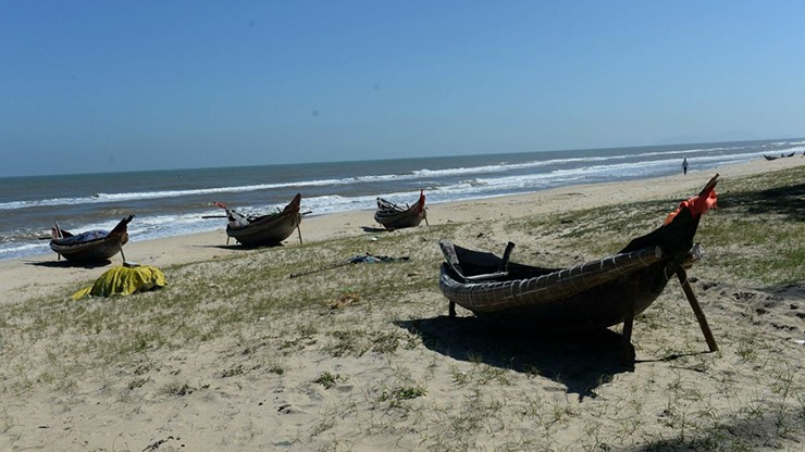 Bãi biển An Bàng, Việt Nam: An Bàng, một bãi biển ở ven Hội An là một lựa chọn rất tuyệt vời. Đây chủ yếu là nơi lui tới của dân địa phương nhưng gần đây người nước ngoài đã mở một số quán bar trên bãi biển.  Địa điểm này có nhiều món ăn ngon, cảnh quan đẹp và những đêm chiếu phim đầy thú vị. 
