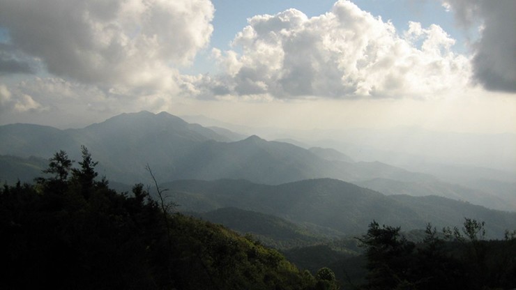 Doi Inthanon, Thái Lan: Từ Chiang Mai lái xe về phía Nam tới Chom Tong, khi bạn đang di chuyển trên những con đường đồi nhấp nhô, hãy chú ý đến lối rẽ trải nhựa sang trái trên một sườn núi. Đi theo nó và&nbsp;bạn sẽ đến công viên của Doi Inthanonm cao 2.565m đầy thú vị nằm ở nửa đường lên tới đỉnh.
