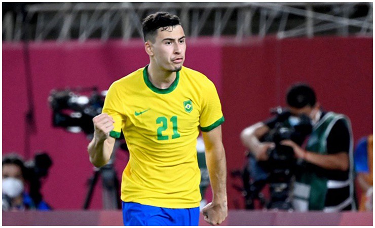 Gabriel Martinelli đang thi đấu ở vị trí tiền đạo cánh trái cho CLB Premier League Arsenal.
