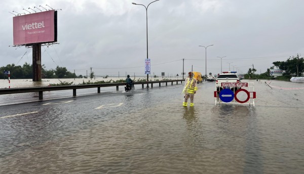 CSGT làm "cọc tiêu sống" ở đoạn ngập lụt trên QL1A.