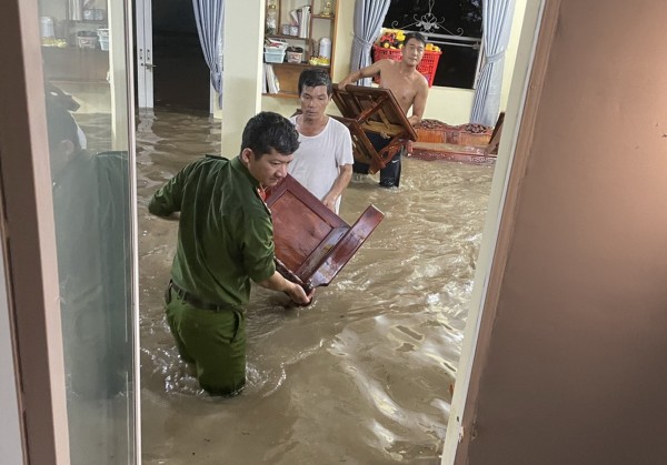 Lực lượng Công an trắng đêm dầm mưa, làm “cọc tiêu sống” trên QL1A - 3