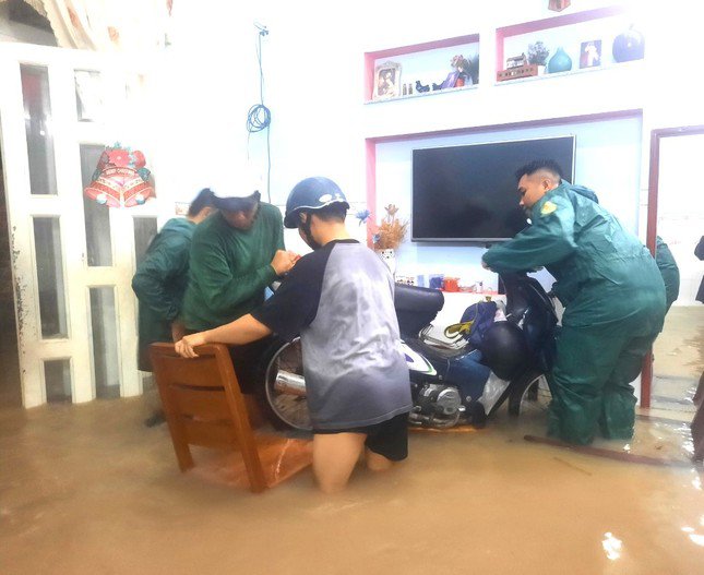 Người dân Bình Dương chèo xuồng trên đường phố sau cơn mưa lớn - 10