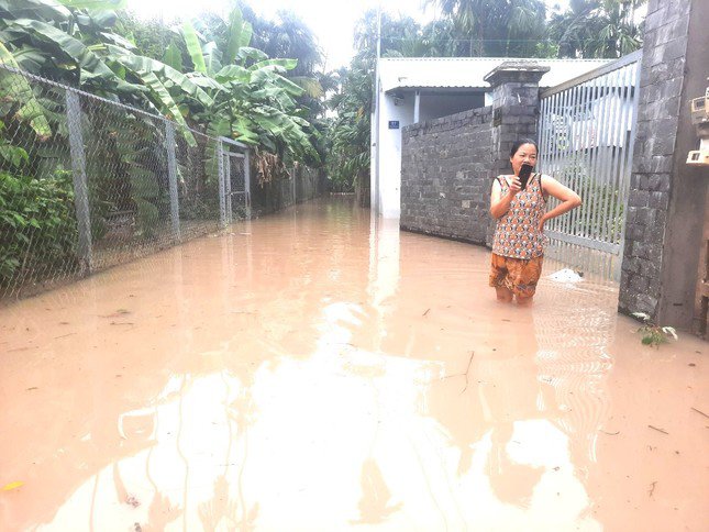 Người dân Bình Dương chèo xuồng trên đường phố sau cơn mưa lớn - 6