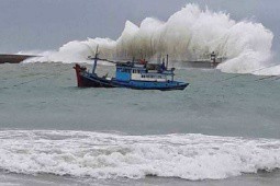 Áp thấp nhiệt đới khả năng xuất hiện trên Biển Đông, miền Trung tiếp tục hứng mưa lớn