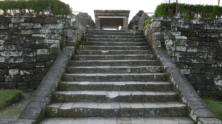 Ratu Boko, Indonesia: Vùng Yogyakarta thực tế là một bảo tàng lịch sử các triều đại ở Indonesia. Ngôi chùa Phật giáo nổi tiếng Borobodur và ngôi chùa Ấn Độ giáo Prambanan thường thu hút đám đông vì những bức phù điêu chi tiết. Tuy nhiên, ở gần đó, quần thể cung điện Ratu Boko thường bị bỏ qua lại mang đến khung cảnh ấn tượng&nbsp;hơn về nguồn gốc văn hóa và tôn giáo của khu vực.
