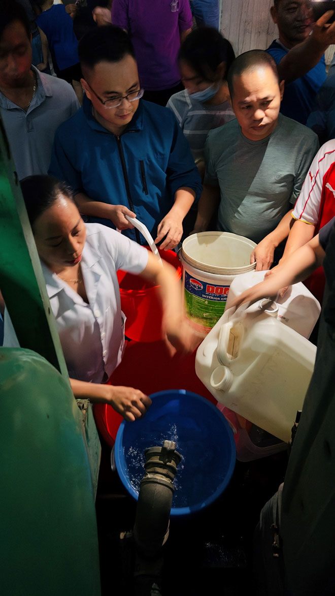 Khốn khổ vì mất nước hơn 1 ngày, nhiều phụ nữ, trẻ em Hà Nội chật vật xách từng xô nước trong đêm - 3