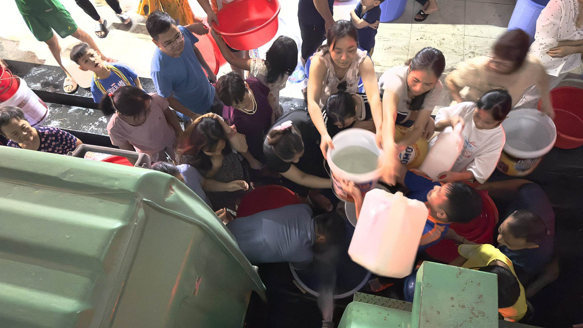 Khốn khổ vì mất nước hơn 1 ngày, nhiều phụ nữ, trẻ em Hà Nội chật vật xách từng xô nước trong đêm - 2