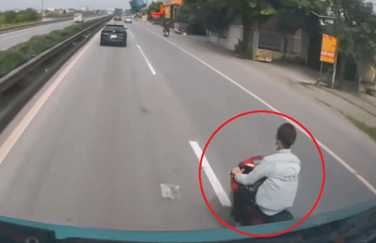 Video: Bức xúc nam thanh niên lái xe máy uốn éo trước đầu ô tô
