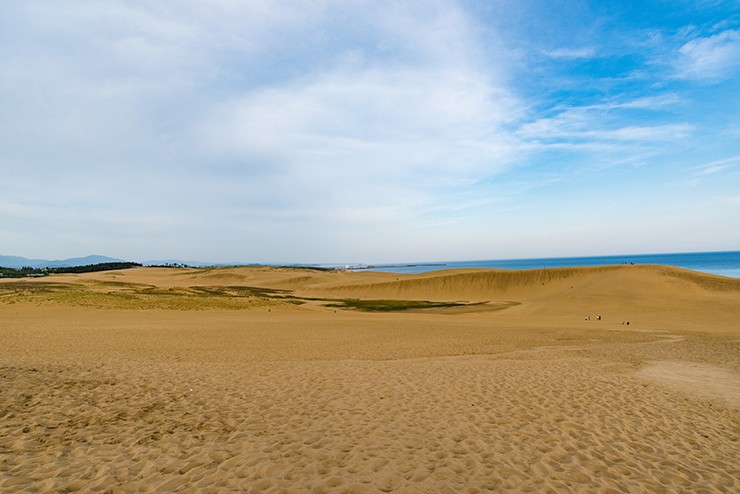 Cồn cát Tottori nằm ở tỉnh Tottori, Nhật Bản, trải dài 2,4km từ bắc xuống nam và 16km từ đông sang tây. Đây là địa điểm bất cứ du khách nào tới Tottori cũng không thể bỏ qua.
