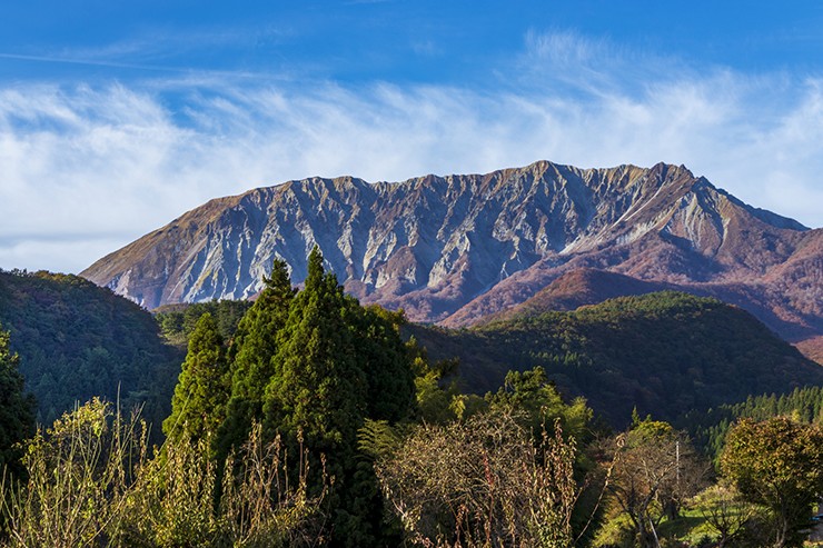 Núi Daisen nằm ở độ cao 1.709m so với mực nước biển, bên trong Công viên Quốc gia Daisen-Oki. Đây là nơi hoàn hảo để đi bộ đường dài vào cuối tuần.
