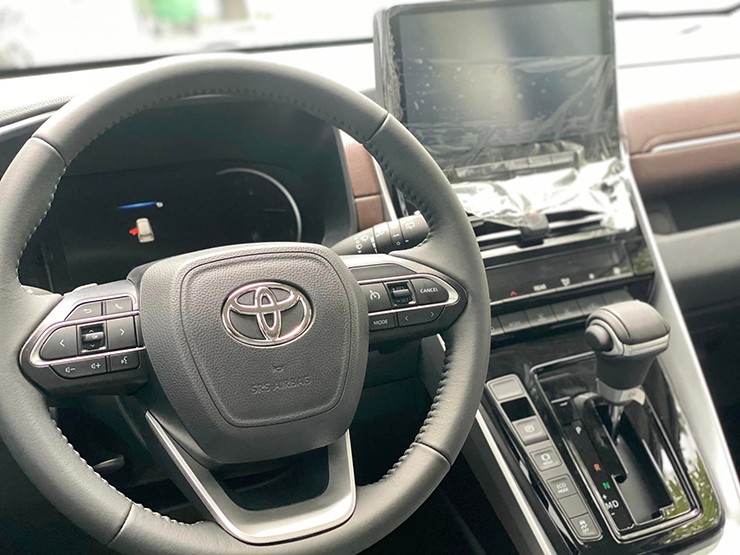 Ảnh thực tế Toyota Innova Cross 2.0V tại đại lý Việt Nam giá 810 triệu đồng