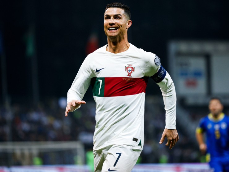 Ronaldo cán mốc 40 bàn thắng/năm: Rực rỡ tuổi 38, vượt qua Mbappe – Haaland - 2