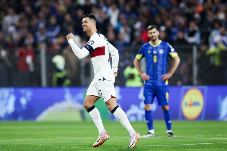 Ronaldo cán mốc 40 bàn thắng/năm: Rực rỡ tuổi 38, vượt qua Mbappe – Haaland - 1