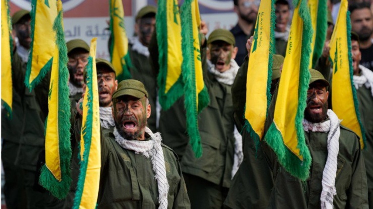 Các chiến binh Hezbollah dự lễ tang của hai đồng đội thiệt mạng do cuộc pháo kích của Israel vào làng Kherbet Selem (miền nam Lebanon) hôm 10-10. Ảnh: AP