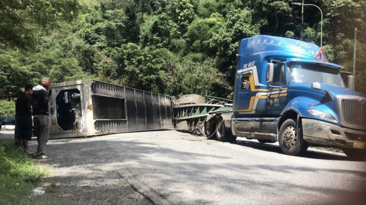 Thùng container lật trên đèo Bảo Lộc. Ảnh: VÕ TÙNG