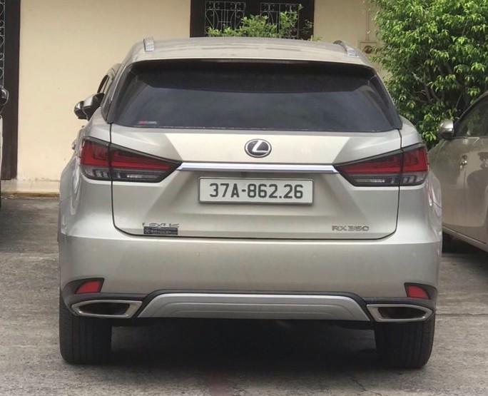 Chiếc xe sang Lexus 350 được phát hiện ở Hà Nội vài ngày qua.