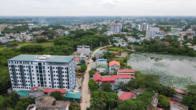 "Đối với công trình này, trước mắt là không đưa vào sử dụng. Hiện nay, chúng tôi đã tuyên truyền cho các hộ gia đình tự giác tháo dỡ, giờ để cho họ tự giác tháo dỡ, còn phần nào không tự giác tháo dỡ thì chúng tôi sẽ cưỡng chế. Công trình này dứt khoát phải được xử lý triệt để để làm gương cho các cái công trình khác và các công trình khác cũng phải được xem xét xử lý như công trình này" - người đứng đầu chính quyền huyện Thạch Thất nói.