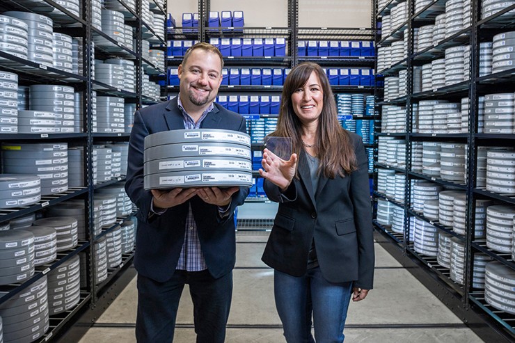 Microsoft hé lộ công nghệ lưu trữ hàng tấn dữ liệu trong 100 thế kỷ - 1