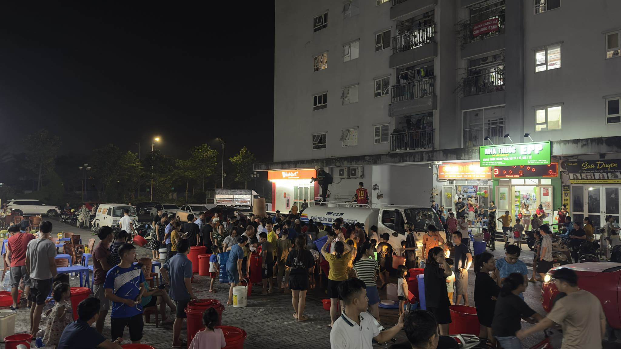 23h đêm cư dân ở Hà Nội xếp hàng chờ lấy vài lít nước sạch: 