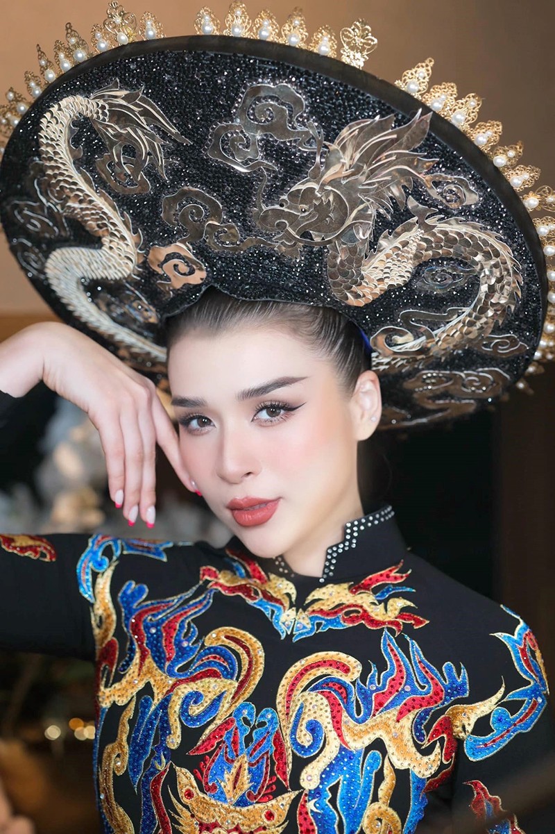 Á hậu Hoàng Thùy Anh gây ấn tượng với quốc phục Việt tại Malaysia - 1