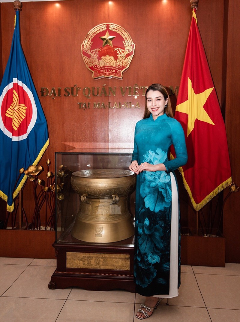 Á hậu Hoàng Thùy Anh gây ấn tượng với quốc phục Việt tại Malaysia - 4