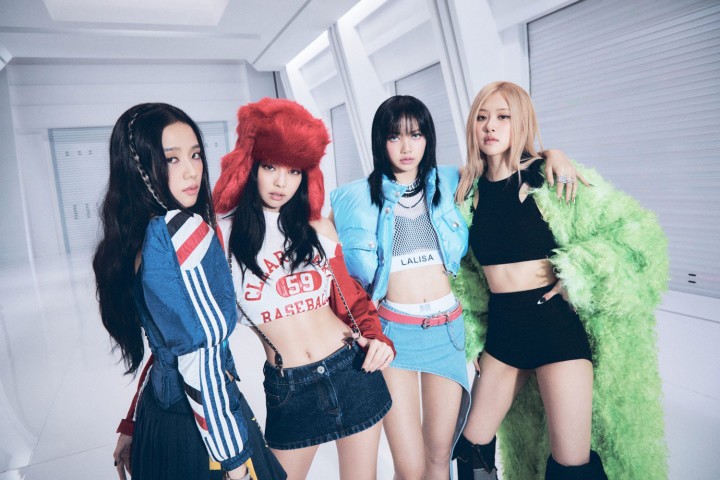 BLACKPINK bị đám đông vây kín khi đến Việt Nam.