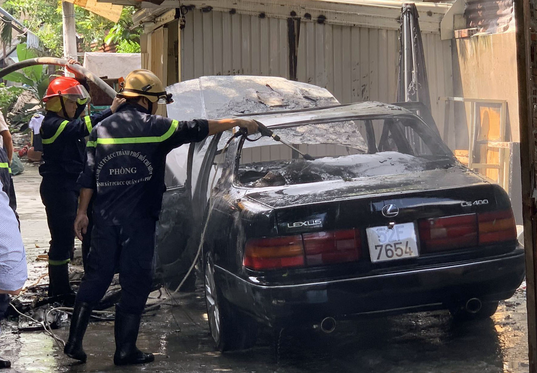 Ô tô Lexus bốc cháy dữ dội ở TP.HCM - 3