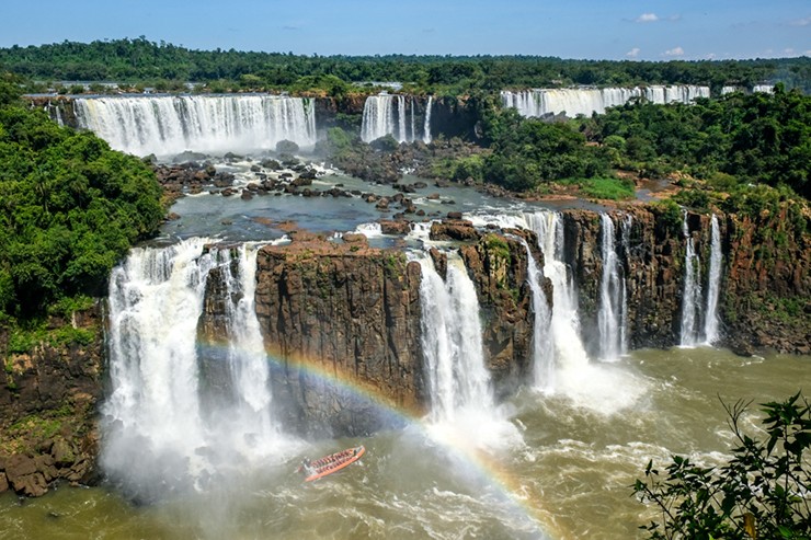 Thác nước Iguazu ngoạn mục đã được biến thành công viên quốc gia ở Argentina và Brazil, và cả hai bên thác đều rất đáng để ghé thăm vì chúng có những góc nhìn khác nhau. Bạn có thể phải mất đến vài ngày để xem được những điểm nổi bật nhất của thác Iguazu.
