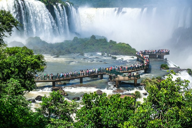 Cả hai tuyến đường trên và dưới tại Iguazu đều có tầm nhìn toàn cảnh tuyệt vời ra thác nước để bạn thưởng ngoạn, nhưng điều tuyệt vời nhất để xem ở Argentina là điểm quan sát Họng quỷ.
