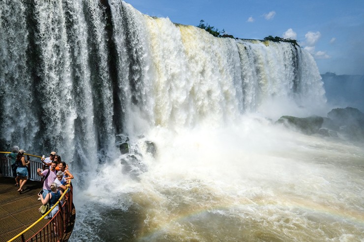 Tại Họng quỷ, bạn có thể đứng và nhìn thẳng vào trung tâm thác Iguazu, nơi có bức màn nước khổng lồ hình chữ U với âm thanh ầm ầm và đám mây sương mù.
