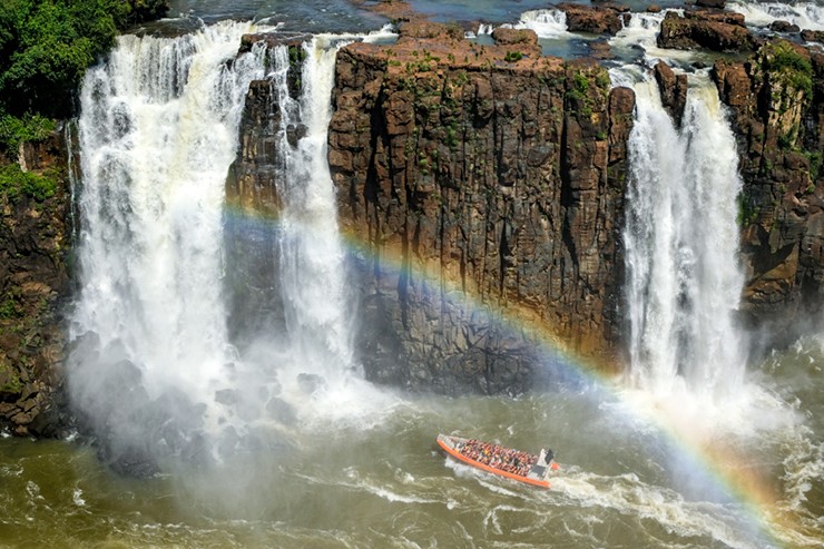 Phía Brazil của thác Iguazu nhỏ hơn và đơn giản hơn phía Argentina một chút, nhưng vẫn có rất nhiều điều tuyệt vời để xem và làm, ví dụ như chiêm ngưỡng cảnh quan tuyệt đẹp của thác nước lấp lánh trong sắc cầu vồng.&nbsp;
