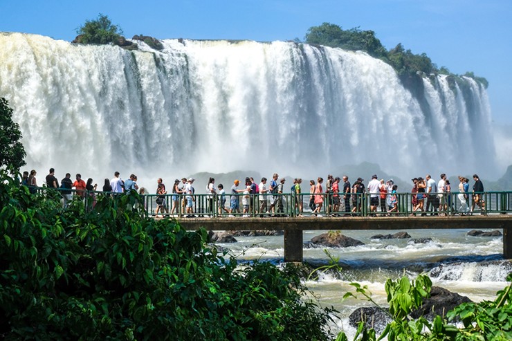 Có những thị trấn và sân bay ở hai bên biên giới, với rất nhiều khách sạn và nhà hàng thân thiện với khách du lịch, bạn có thể dễ dàng qua lại giữa hai nước để ngắm nhìn hai bên thác.
