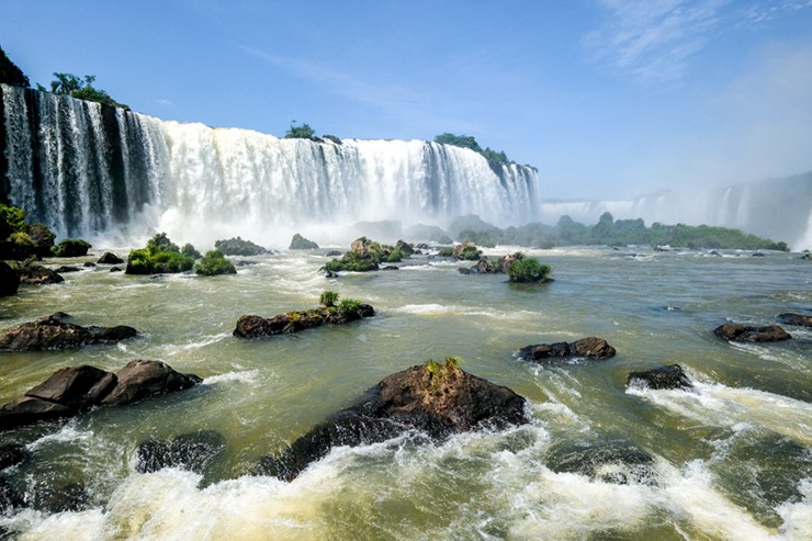 Thị trấn ở phía Argentina của thác có tên&nbsp;là Puerto Iguazu, trong khi phía Brazil là thị trấn&nbsp;Foz do Iguacu.
