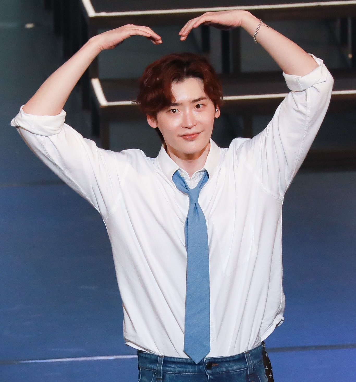 Nhiều tài khoản bán "cắt lỗ" vé fan meeting của Lee Jong Suk.