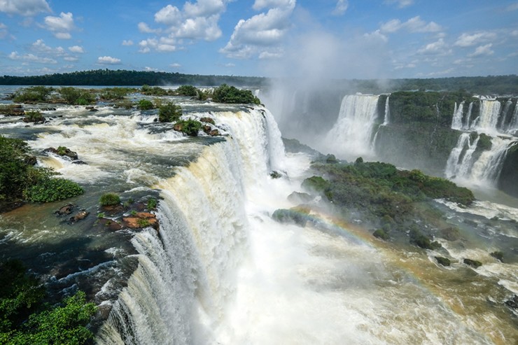 Ở Argentina, khi đến thị trấn Puerto Iguazu, bạn có thể đến thác bằng xe buýt, taxi hoặc tour du lịch. Xe buýt rẻ, an toàn và dễ sử dụng, có các chuyến khởi hành thường xuyên từ bến xe trong thị trấn đến thác và ngược lại.
