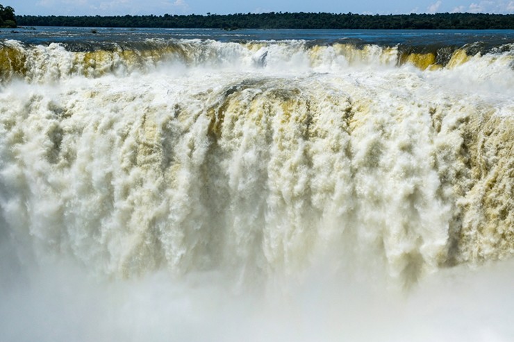 Phía Argentina của thác Iguazu lớn hơn và trải rộng hơn phía Brazil nên được chia thành các mạch đi đến nhiều phần khác nhau của thác. Du khách không thể bỏ qua các điểm tham quan mạch trên, mạch dưới và điểm quan sát "Họng của quỷ".
