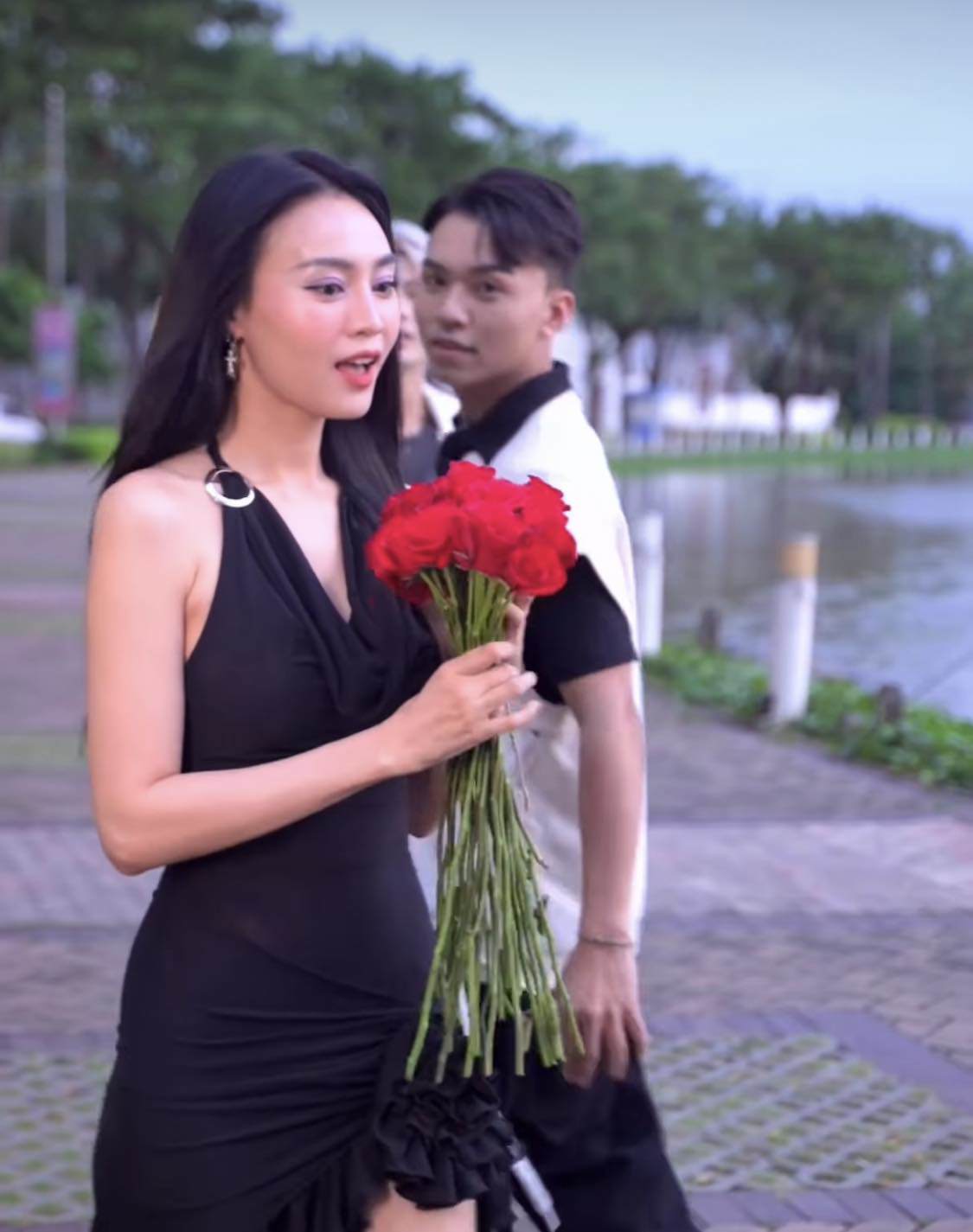 Giữa tin đồn hẹn hò thiếu gia, Đỗ Mỹ Linh bất ngờ đi xem váy cưới | Báo Dân  trí