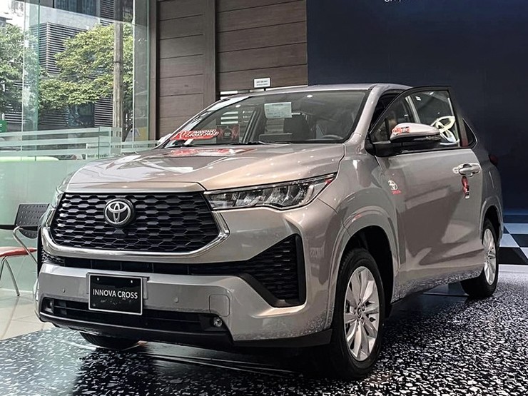 Vừa ra mắt xe Toyota Innova Cross đã có tình trạng 