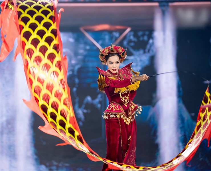 Hoàng Phương diễn trang phục dân tộc “Thiên Long” ấn tượng ở Miss Grand International 2023 - 9