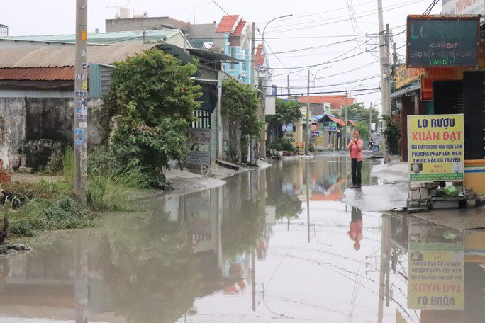 Đời sống của người dân bị đảo lộn khi tuyến đường bị ngập nước kéo dài